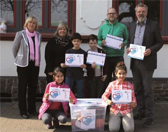 Eine Notfallkiste wurde überreicht (v.l.n.r.): Christiane Heinrich-Lotz, Nicole Adams, Jugendleiter Nils Kaminski und Geschäftsführer Heribert Heinrich.privat