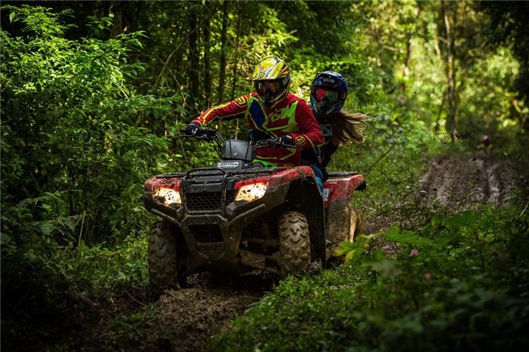 Eine Offroad-Nutzung ist nur auf ausgewiesenen Flächen oder mit Genehmigung erlaubt. 