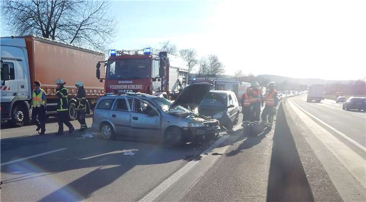 Eine Opel-Fahrerin hatte bei einem Fahrstreifenwechsel die Fahrerin eines Renault geschnitten und einen folgenschweren Unfall verursacht, bei dem beide Fahrzeuge Totalschaden erlitten. Fotos: Polizei