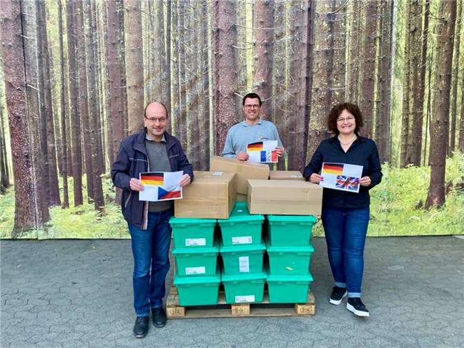 Eine Palette Hilfsmittel (v.l.): Rainer Dartsch, Christoph Rosenbaum und Bettina Cornely.  Foto: privat