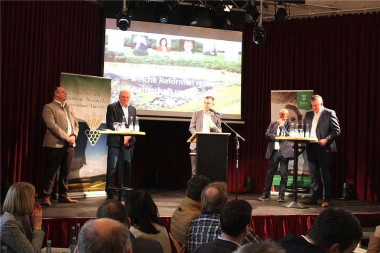 Eine Panel-Diskussion wurde (von rechts) geführt von Gordon Schnieder (CDU-Landesvorsitzender), Hubert Pauly (Weinbaupräsident Kreis Ahrweiler), Florian Maier (Weinbaupolitischer Sprecher SPD-Landtagsfraktion), Franz-Josef Schäfer (Vorsitzender Kreisbauernverband) und Marco Weber (Präsident Bauern- und Winzerverband Rheinland-Nassau).  Foto: DU