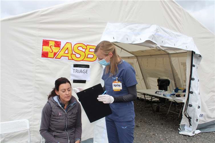 Eine Patientin wird aufgenommen, erste Fragen der Einsatzkräfte werden gestellt.  Fotos: DU