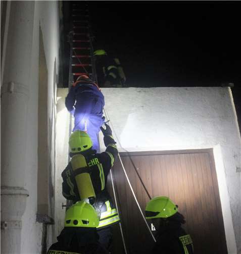 Eine Person hatte sich bei diesem Szenario auf den Balkon gerettet.
