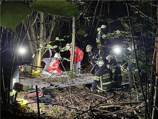 Eine Person lag unter einer schweren Betonplatte und konnte sich nicht selbstständig befreien.Fotos: privat