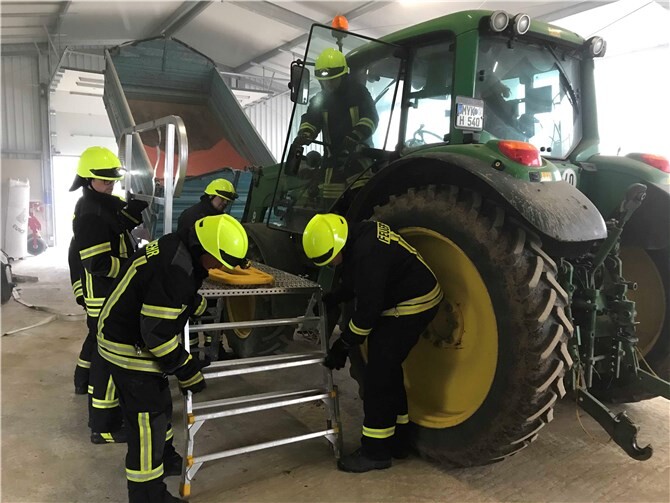 Eine Person musste bewusstlos aus einem Traktor gerettet werden.