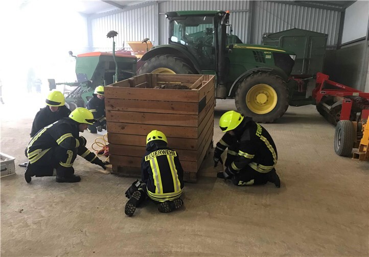 Eine Person war unter einer tonnenschweren Box eingeklemmt, welche durch den Einsatz von Hebekissen gerettet wurde.