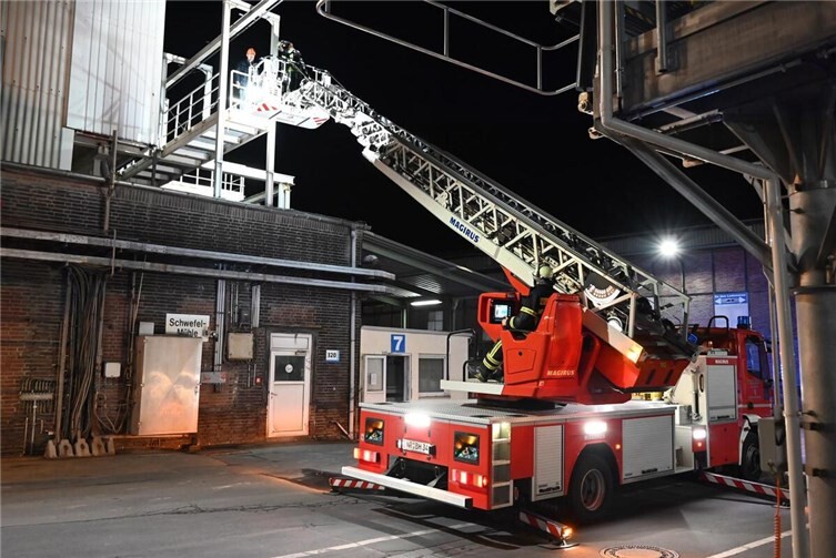 Einsatzübung in Bad Hönningen: Feuerwehr trainiert schnelle Menschenrettung  Eine Person wurde über die Drehleiter gerettet.