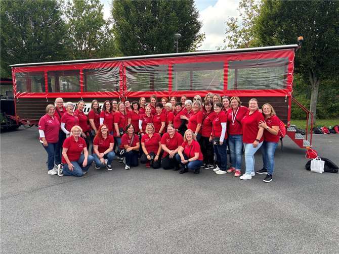 Auf geheimer Tour im Münsterland Eine Planwagenfahrt mit dem legendären „Pengel-Anton“ stand auf dem Programm. Foto: M. Müller