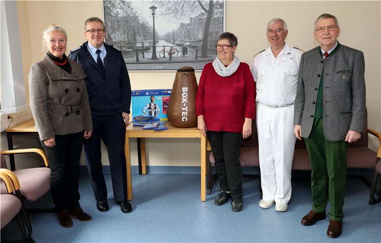 Eine Playstation und ein Boxsack konnen übergeben werden.Foto: privat