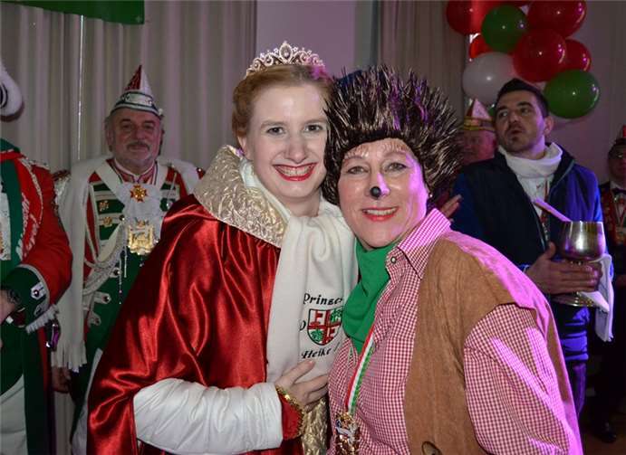 Eine Polonaise nach der anderen zog durch den Saal.