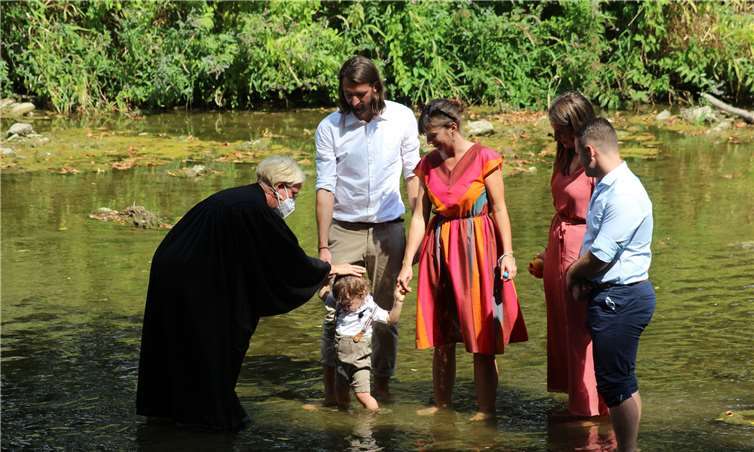 Eine Premiere für die Kreisstadt: Das Sakrament der Taufe wurde mitten im Fluss gespendet.Foto: DU