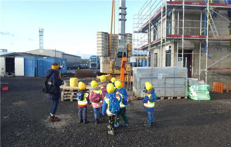 Eine Projektgruppe „Wir entdecken die Baustelle“ besucht eine Baustelle. Foto: privat