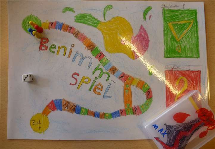 Eine Projektgruppe beschäftigte sich mit dem Basteln von Benimm-Spielen