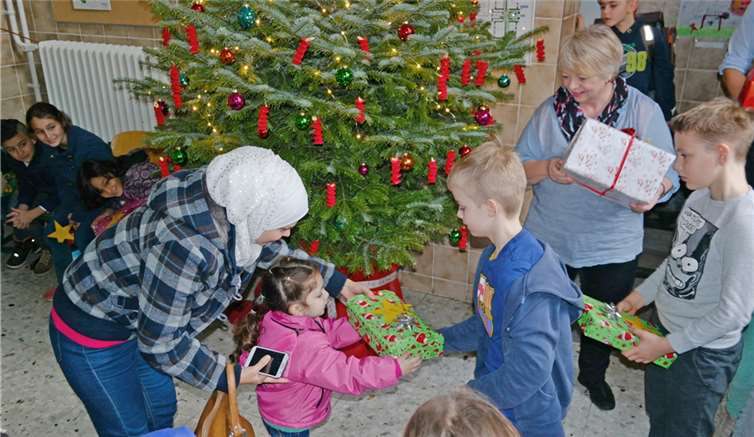 Eine Puppe, ein Schachspiel oder Zeichenmaterialien - bescheiden waren die Wünsche der Kinder, die seit kurzer Zeit in Koblenz-Pfaffendorf, Koblenz-Horchheim und im Flüchtlingscamp auf dem Asterstein leben.
