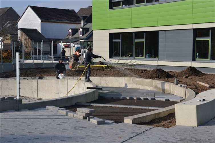 Eine Rampe umkreist die neue Sandfläche mit Spielgeräten, eine weitere Rampe führt zum unteren Teil des Schulhofes, auf dem ein grünes Klassenzimmer gebaut wurde.Foto: Stadt Koblenz