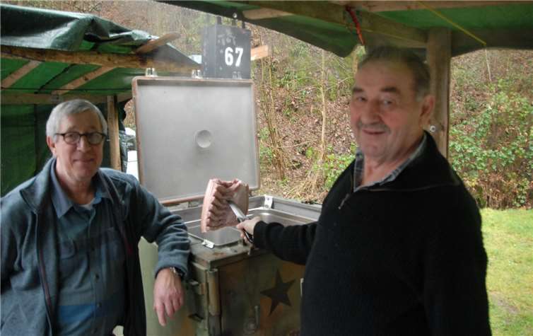 Eine Rarität: Die Fleisch- und Wurstwaren beim Isenburger Schlachtfest werden in einer Feldküche aus Beständen der ehemaligen Nationalen Volksarmee der DDR zubereitet.