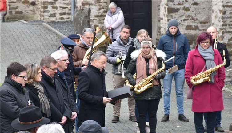 Eine Rede zum Volkstrauertag hielt Bürgermeister Breithausen, nachdem der Musikverein Wiedklang in die Gedenkstunde eingeleitet hatte.