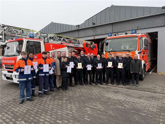 Eine Reihe an Beförderungen und Ehrungen konnte Bürgermeister Thomas Przybylla (6.v.l.) im Rahmen der Jahreshauptversammlung der Feuerwehreinheit Weißenthurm vornehmen.  Foto: E. Brüning