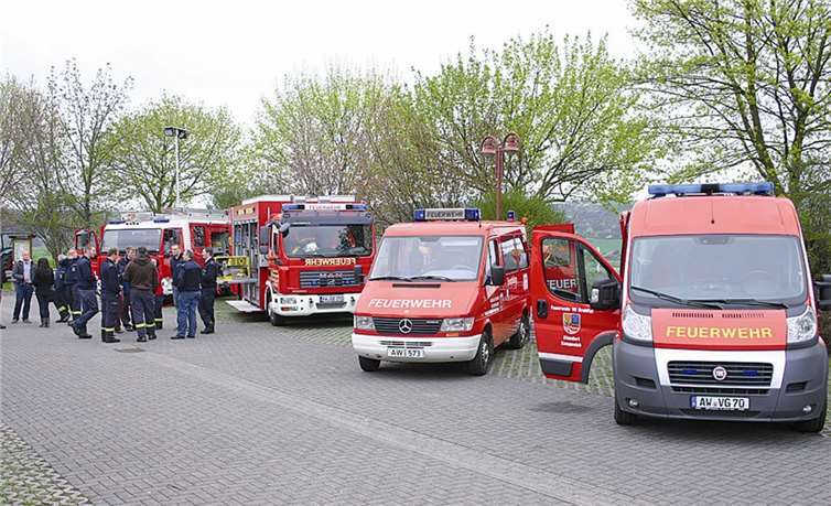 Eine Reihe von ausgestellten aktuellen Feuerwehrfahrzeugen sowie ...