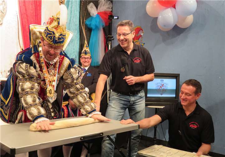 Eine Reminiszenz an sein früheres Berufsleben: Der gelernte Bäcker Prinz Thomas I. musste sich nochmals einer Prüfung seines ehemaligen Arbeitgebers unterziehen. Michael König und Oliver Fedl (Bäckerei Fedl) hatten ihren Spaß dabei.