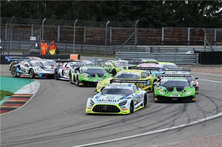 Eine Rennszene aus den ADAC GT Masters Läufen auf dem Sachsenring. Foto: Manfred Muhr/autosport-magazin.com