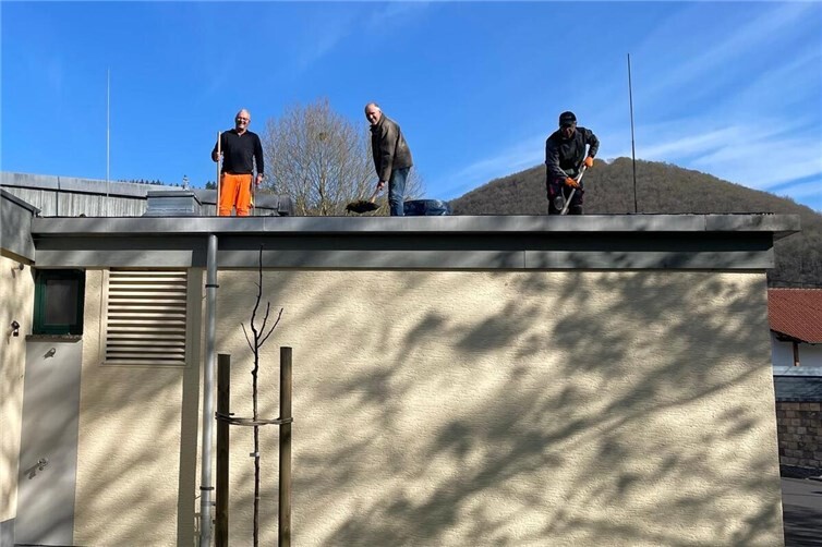 Eine Rentnergruppe befreite das Flachdach der Wiedhalle von Moos und Schlamm.