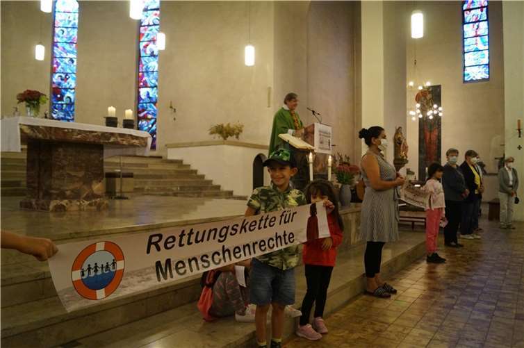Eine Rettungskette für Menschenrechte wurde auch in der St. Barbarakirche gebildet. Fotos: privat