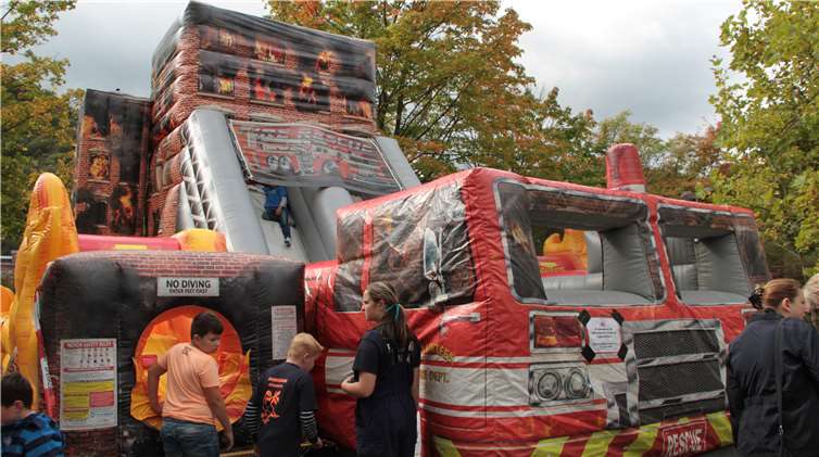 Eine Riesenhüpfburg war für die Kinder aufgebaut.
