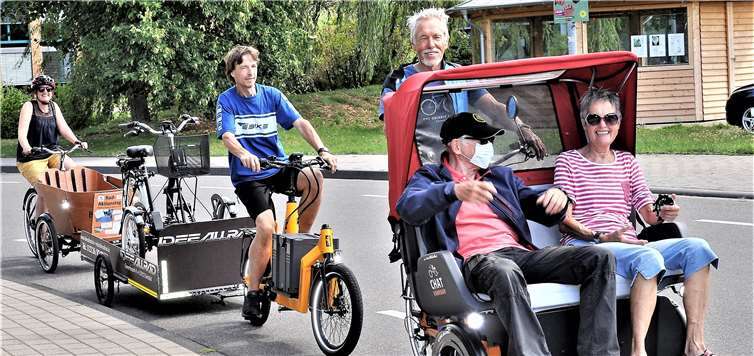 Eine Rikscha und mehrere Lastenräder standen zu einer Probefahrt bereit.Foto: Dietmar Pertz