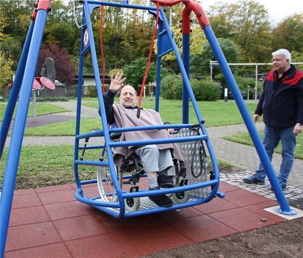 Eine Rollstuhlschaukel ist speziell für die Bedürfnisse von Menschen im Rollstuhl konzipiert.privat