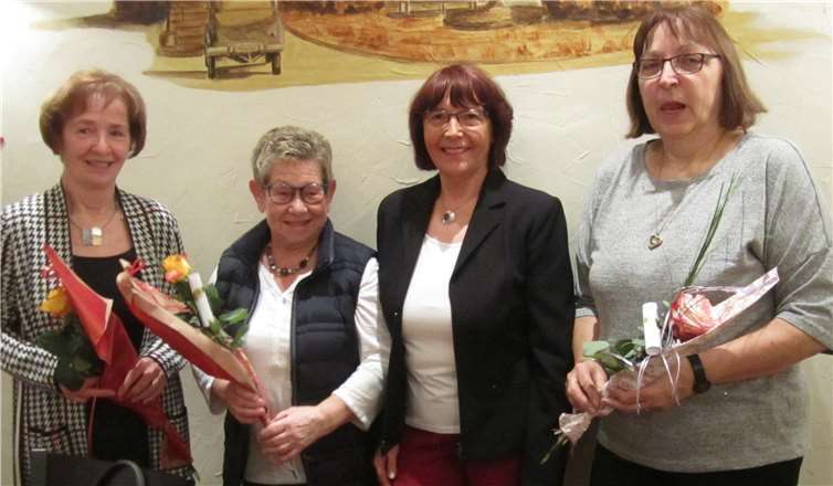 Eine Rose für ihre langjährige Vereinstreuer erhielten (v.li.) Marie-Luise Schäfer, Rita Schäfer und Karin Nachtsheim von Karin Becker-Schmitt (2. v. re.). Foto: privat