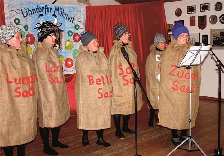 Eine Sackparade präsentierten diese Möhnen.Rü