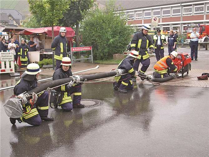 Eine Saugleitung wird gekuppelt.