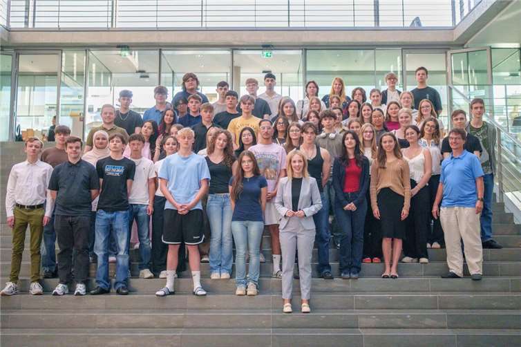 Eine Schülergruppe des Martinus-Gymnasium Linz zu Besuch im Deutschen Bundestag. Foto: Tjark Thönßen