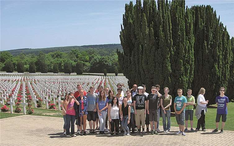 Eine Schülergruppe vor dem weitläufigen Friedhof von Douaumont.privat