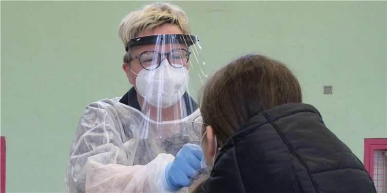 Eine Schülerin bei der Testung. Foto: privat