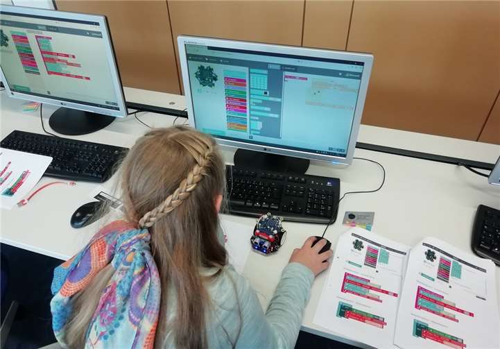 Eine Schülerin beim Programmieren des Calli:bot der Firma KNOTECH. Fotos: privat