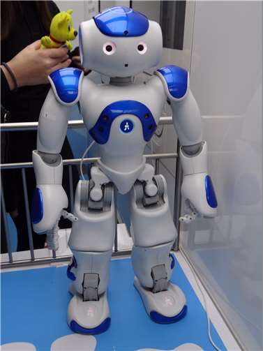 Eine Schülerin experimentiert mit Roboter NAO. Foto: Ulrike Waldek