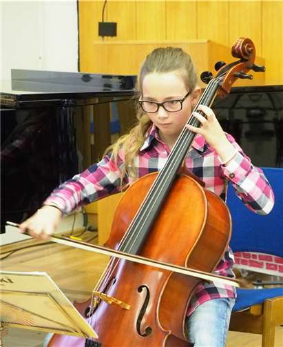 Eine Schülerin spielt am Violoncello.KMS