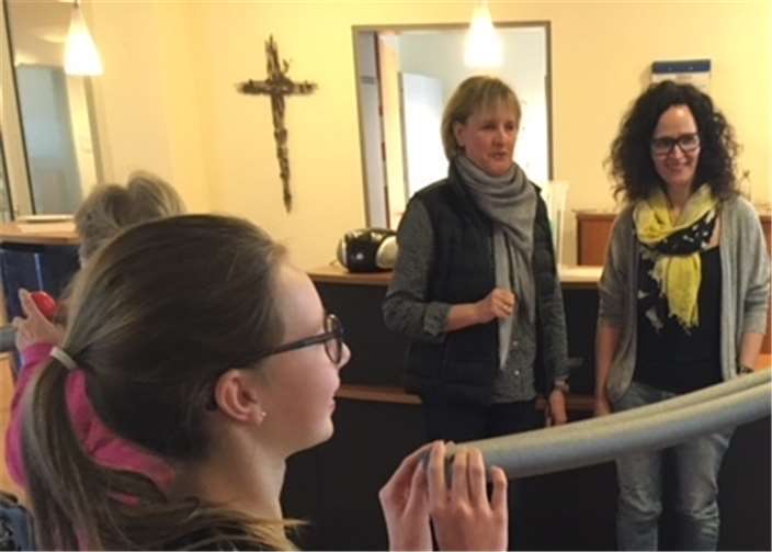 Eine Schülerin übt mit einer Bewohnerin des Seniorenstiftes.privat