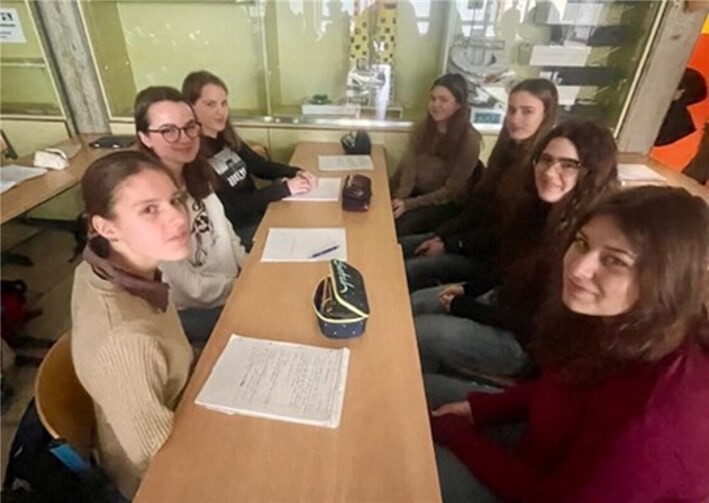 Eine Schülerinnengruppe beim Austausch über die Hauptfiguren. Fotos: Christian Krampe