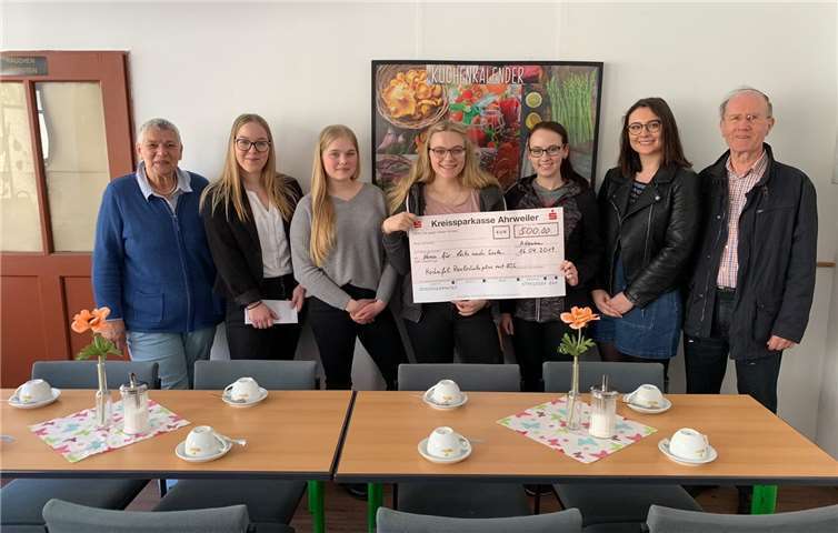 Eine Schülervertretung der Hocheifel Realschule plus mit FOS übergab eine Spende in Höhe von 500 Euro an den Verein für Leib und Seele. Foto: privat