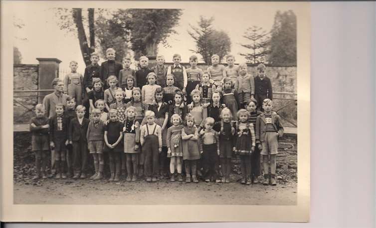 Eine Schulklasse 1924/1925 vor der alten Schule in Oberraden.Marlene Janson