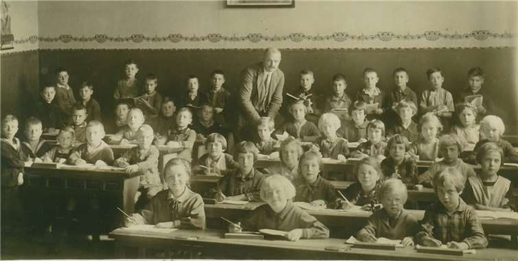 Eine Schulklasse 1926 mit ihrem Lehrer Herr Schneid. Foto: privat