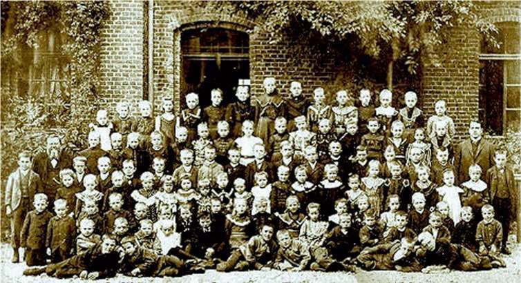 Eine Schulklasse mit Schulleiter Thielmann (nach 1901).Fotos: Archiv/Bartels