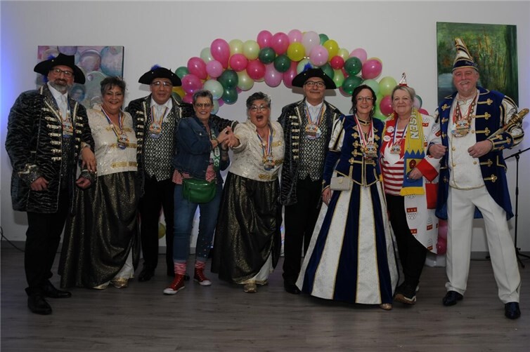 Eine Schunkelrunde geht immer: Organisatorin Sylvia Breuer (Zweite von rechts) g...