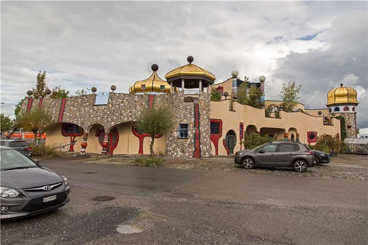 Eine Sehenswürdigkeit ist die Markthalle in Altenrhein nach den Plänen von Hundertwasser errichtet.