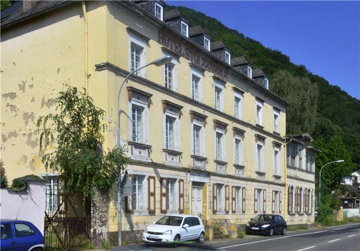 Am Bahnhof gibt´s bald Toiletten  Eine Seniorenresidenz auf dem Grundstück des Stolzenfelser Hotels Cron genehmigte der Stadtrat vor fünf Jahren. Jetzt sollen hier Wohnungen und eine Hotel entstehen.Foto: HEP