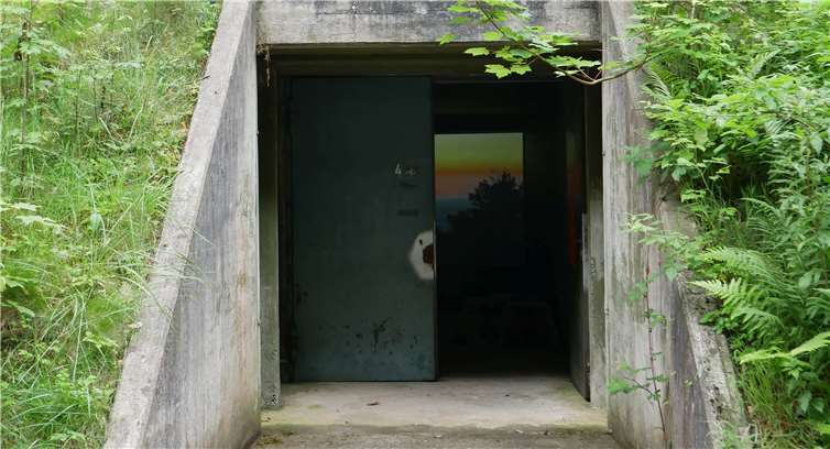 Eine Sequenz von insgesamt fünf Filmen zum Thema Industrie und Geschwindigkeit präsentiert Annette Philp in diesem Bunker.