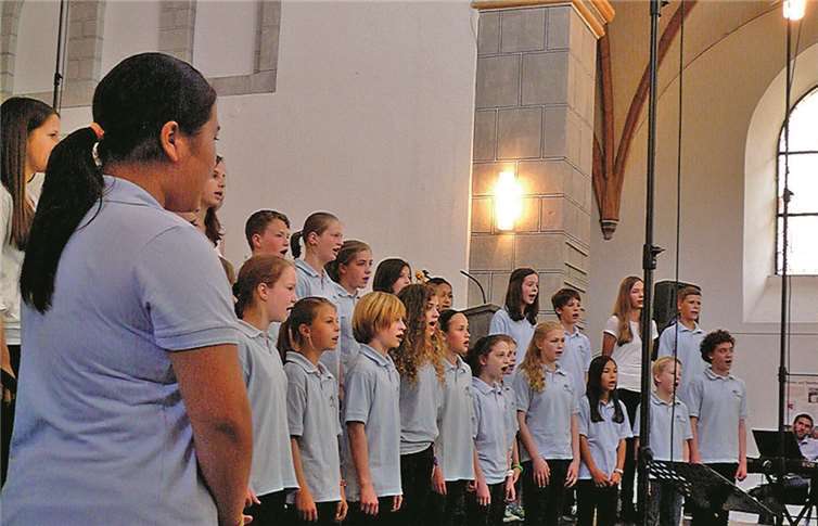 Eine Singklasse in der Florinskirche beweist ihr Können.